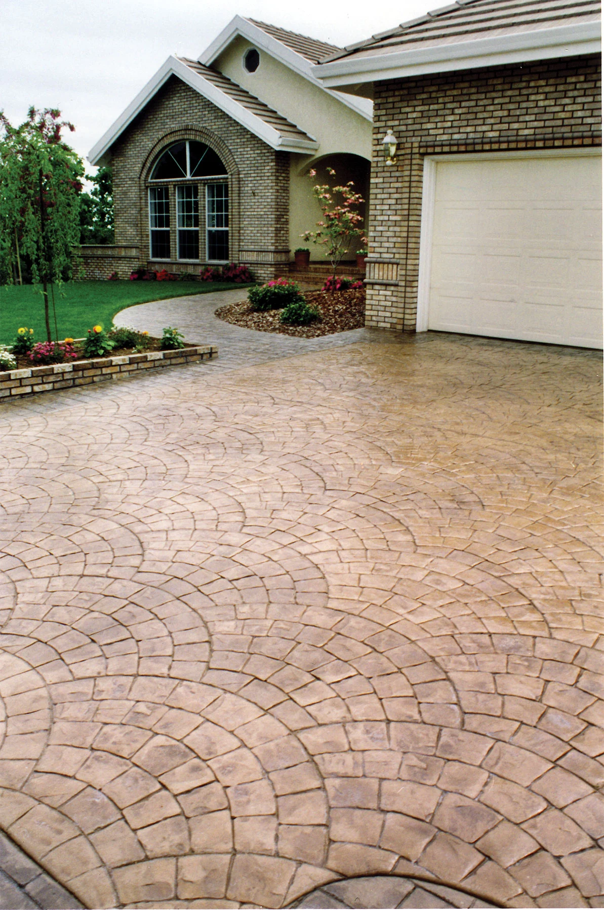 Stamped concrete driveway with Brickform color hardener — Euroupean Fan design